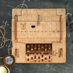 DÉCOUVREZ UN CASSE TÊTE ORIGINAL ET INTRIGANT : LA CLUEBOX ESCAPE GAME