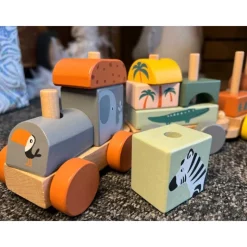 Train en bois bébé : un jeu de construction pour développer la motricité fine de votre enfant
